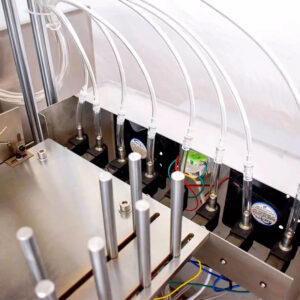 Detall de la màquina d'embalatge de bastonets de cotó amb alcohol KEFAI - Addició líquida