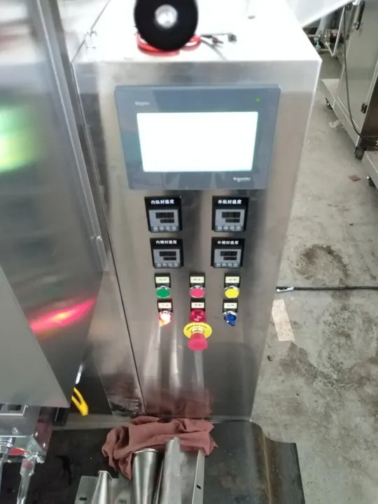 Detall de la màquina d'envasat de ketchup d'alta velocitat KEFAI - panell de control