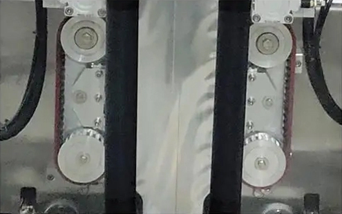 Detall de la màquina d'embalatge de la bossa amb escull - Roda de tracció de la bossa sincronitzada